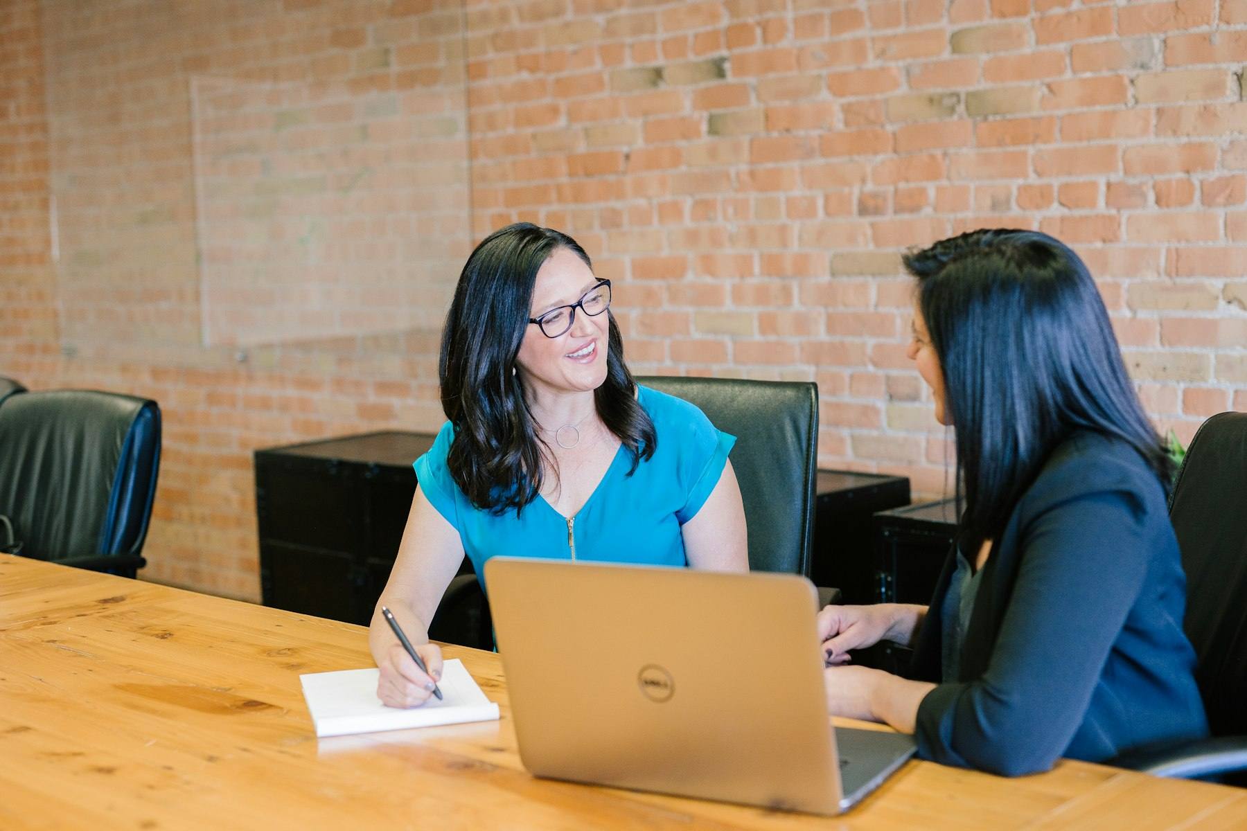 Two specialists in a consultation meeting at a laptop